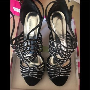 Ladies Black Heels (worn once) BUNDLE THIS ITEM WITH ANOTHER ITEM 🔥